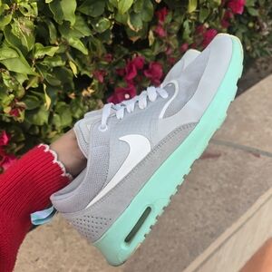 Womens Nike Thea Sneakers Size 9